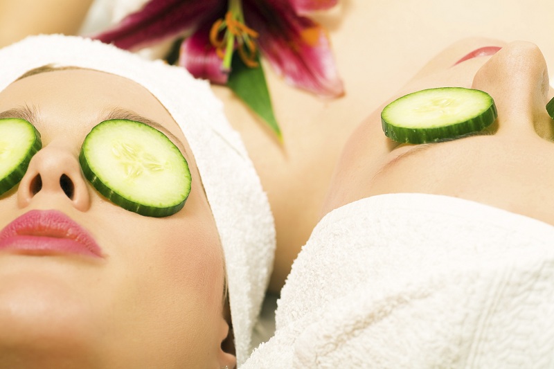 Sliced cucumber to treat itchy eyes
